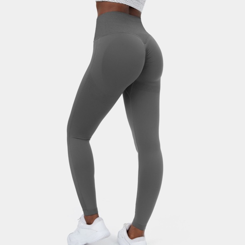 BRAND NEW!!! never worn HALARA BOOTY SCRUNCH LEGGINGS